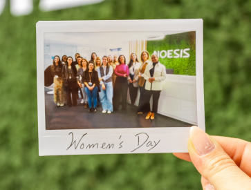 Fotografia da equipa da Noesis assinalando o Dia Internacional da Mulher